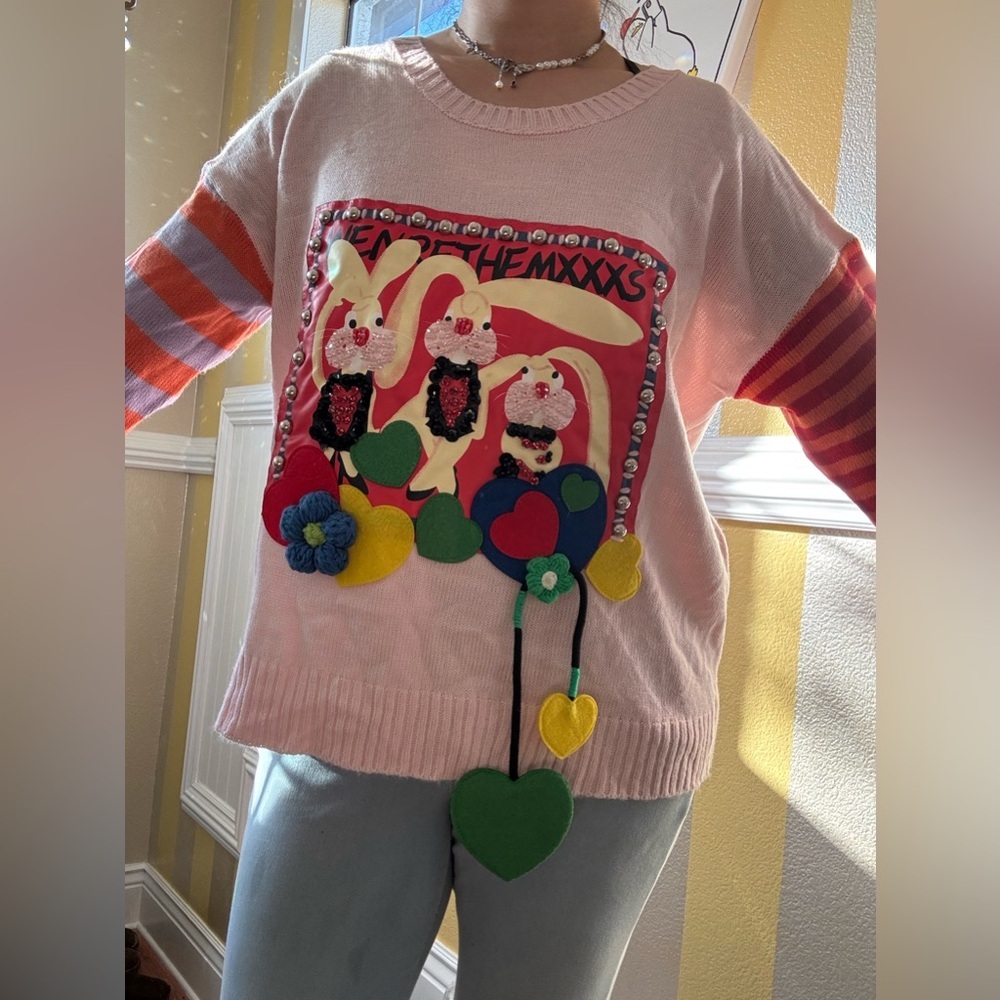 New Charming Pink Graphic Sweater with Heart Accents